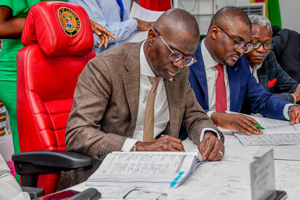 GOV SANWO-OLU ATTENDS OFFICIAL SIGNING CEREMONY OF LASG SERIES I (100B BOND) AND SERIES II (UP TO 20B SUKUK) AT THE LAGOS HOUSE, ALAUSA, IKEJA